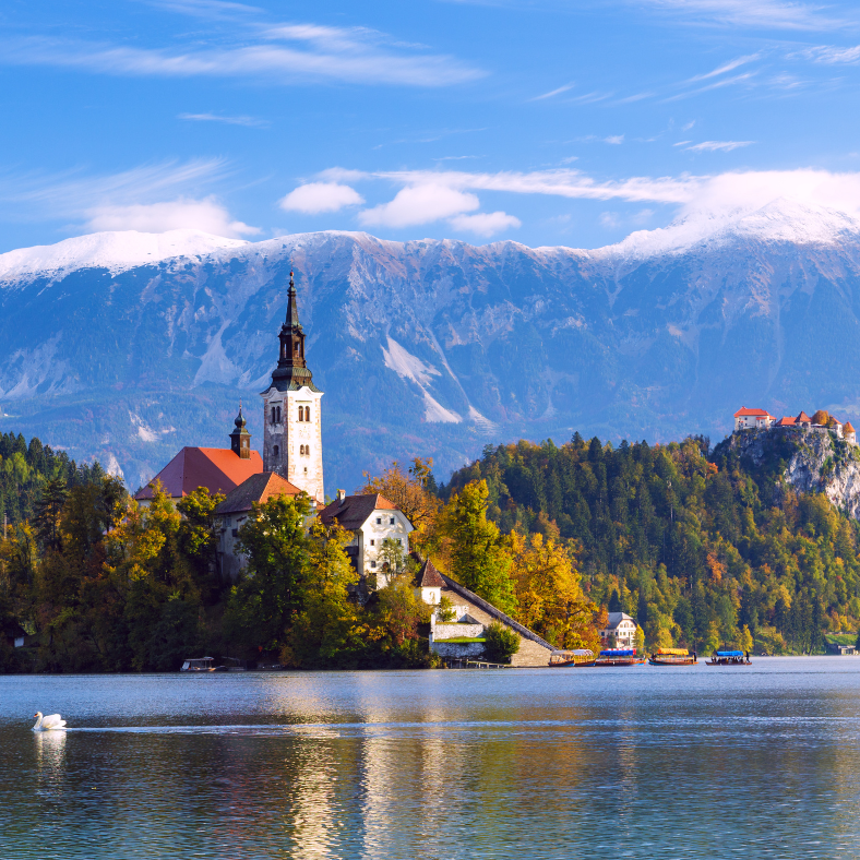Paesaggio del Lago di Bled con montagne