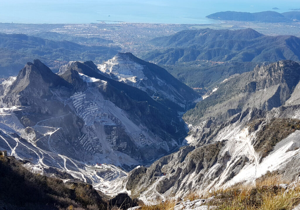 Le Alpi Apuane oltre le cave di marmo tra biodiversità, carsismo e paesaggio
