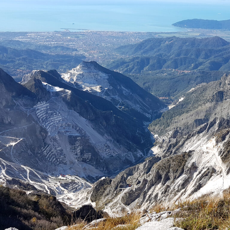 Le Alpi Apuane oltre le cave di marmo tra biodiversità, carsismo e paesaggio