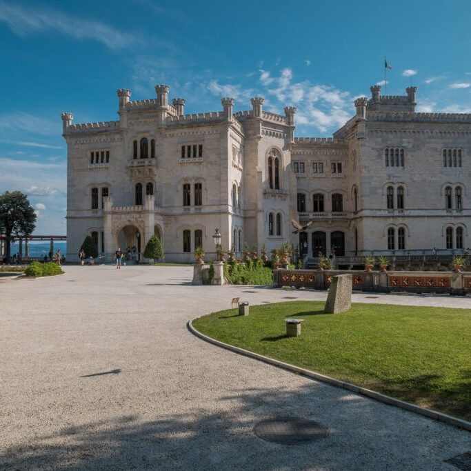 Trieste_ Castello di Miramare e Grotta Gigante